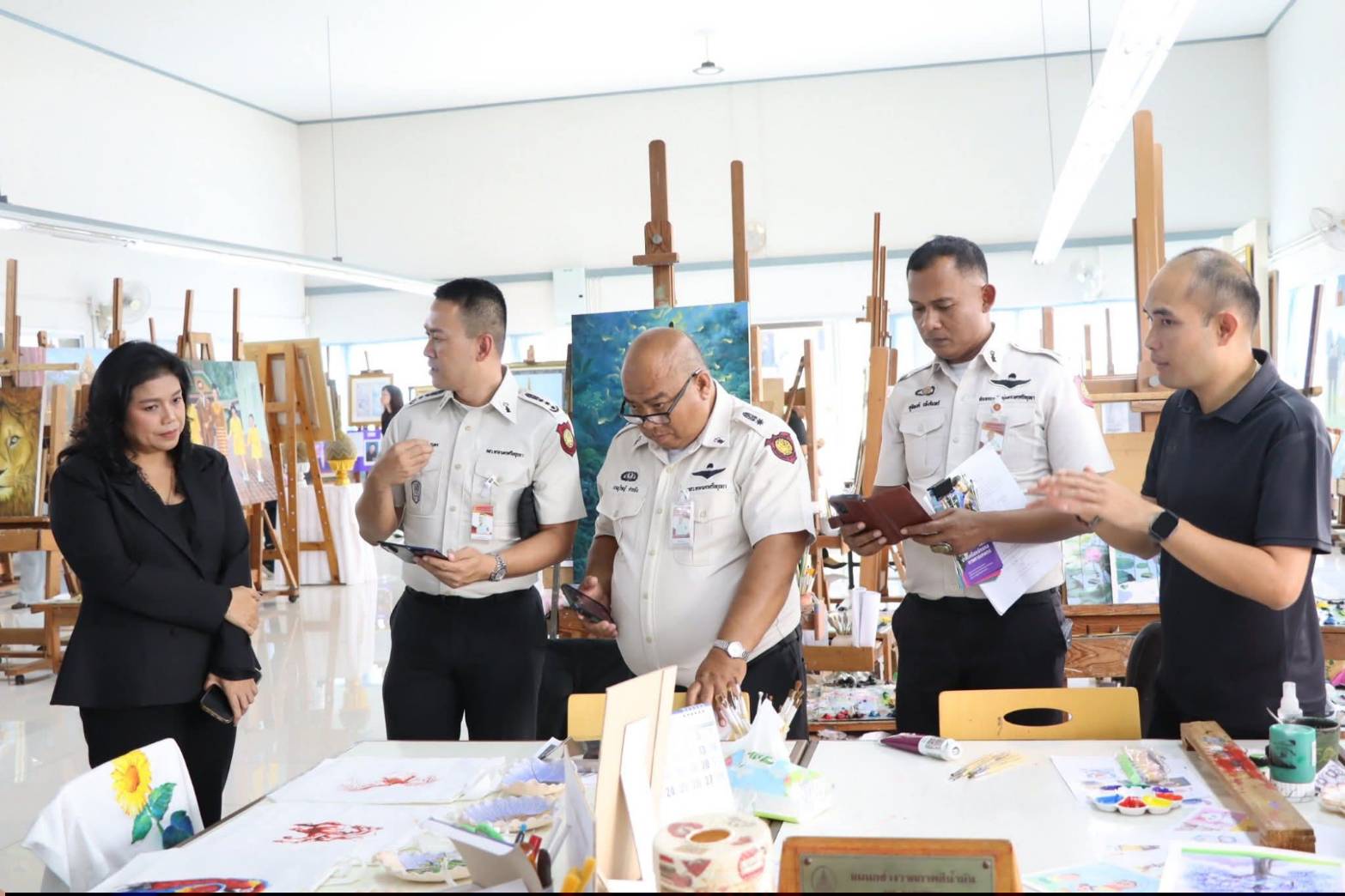 title - ผู้อำนวยการศูนย์ส่งเสริมและพัฒนาอาชีพเสริมนอกภาคการเกษตร ให้การต้อนรับ ผู้อำนวยการทัณฑสถานวัยหนุ่มพระนครศรีอยุธยา พร้อมด้วย ผู้อำนวยการส่วนและหัวหน้าฝ่ายทัณฑสถานฯ เข้าเยี่ยมชมแผนกฝึกอบรมทั้ง 12 แผนก และพื้นที่ภายในศูนย์ส่งเสริมและพัฒนาอาชีพเสริมนอกภาคการเกษตร 